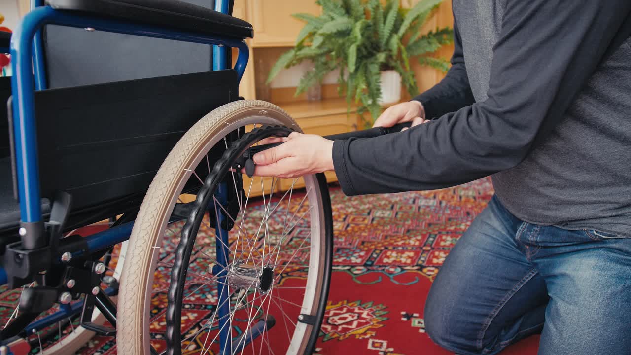 un hombre en vaqueros y una camiseta negra y gris