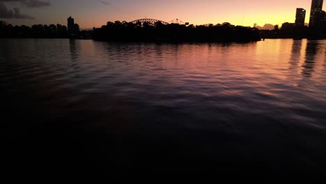 Reflejo-Del-Agua-Durante-La-Puesta-De-Sol-Cerca-De-La-Cresta-Del-Puerto-En-Sydney-Australia