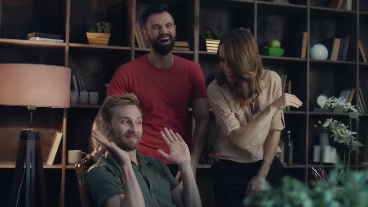 feliz equipo de negocios disfrutar del éxito de la puesta en marcha. puesta en marcha de negocios exitosa