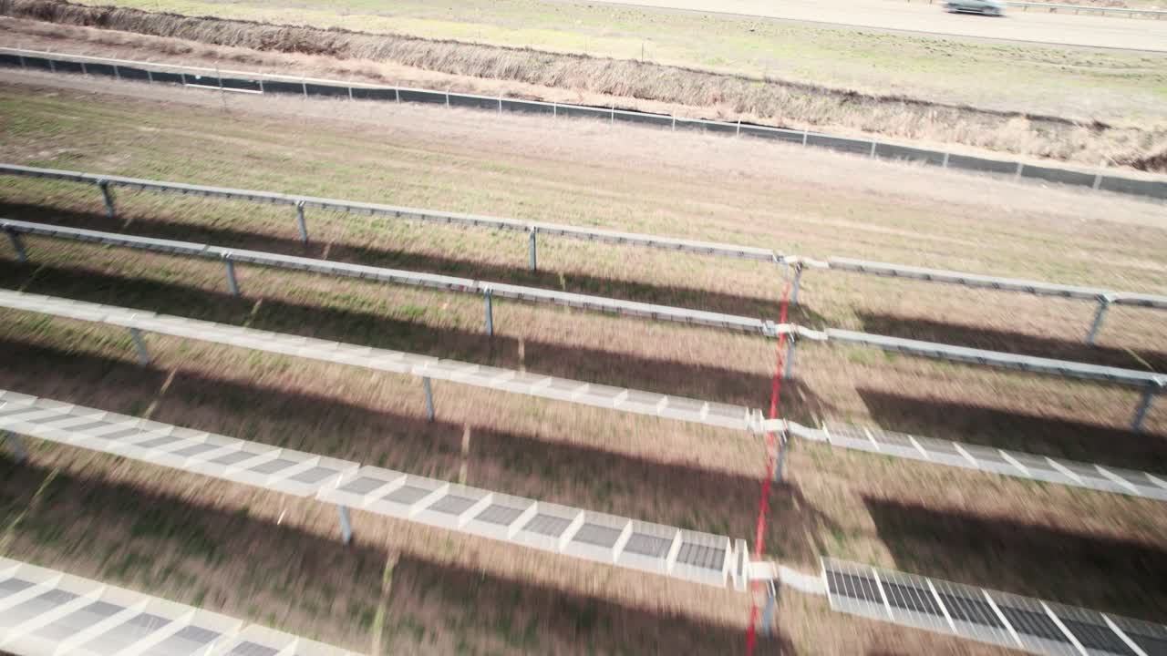 volando rápidamente sobre filas horizontales de paneles solares fotovoltaicos neutros en carbono, energía verde