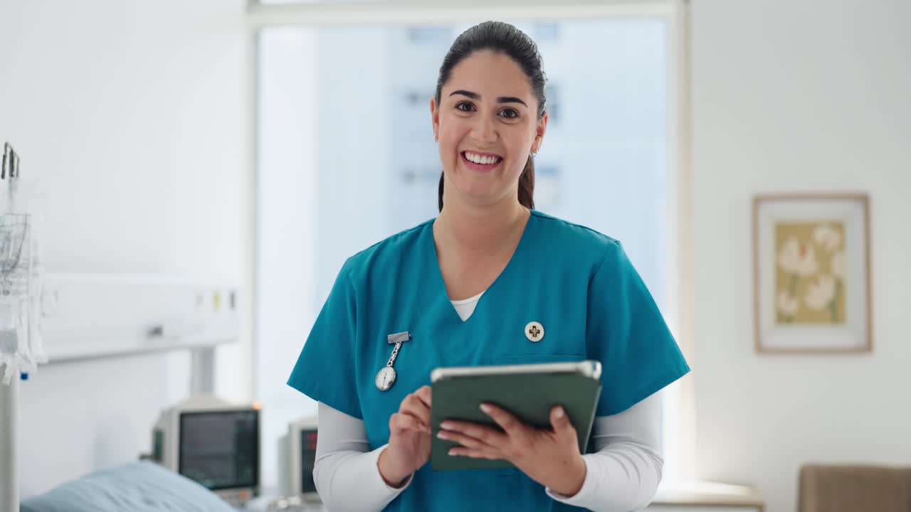 Enfermera sonriente usando una tableta en la habitación del hospital