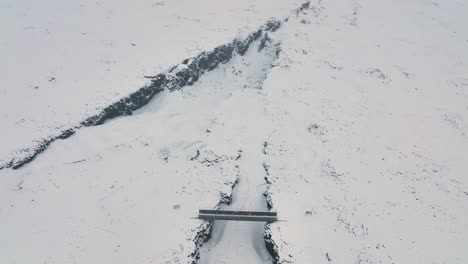 Paisaje-Cubierto-De-Nieve-En-El-Puente-Entre-Continentes-En-La-Península-De-Reykjanes,-Sur-De-Islandia