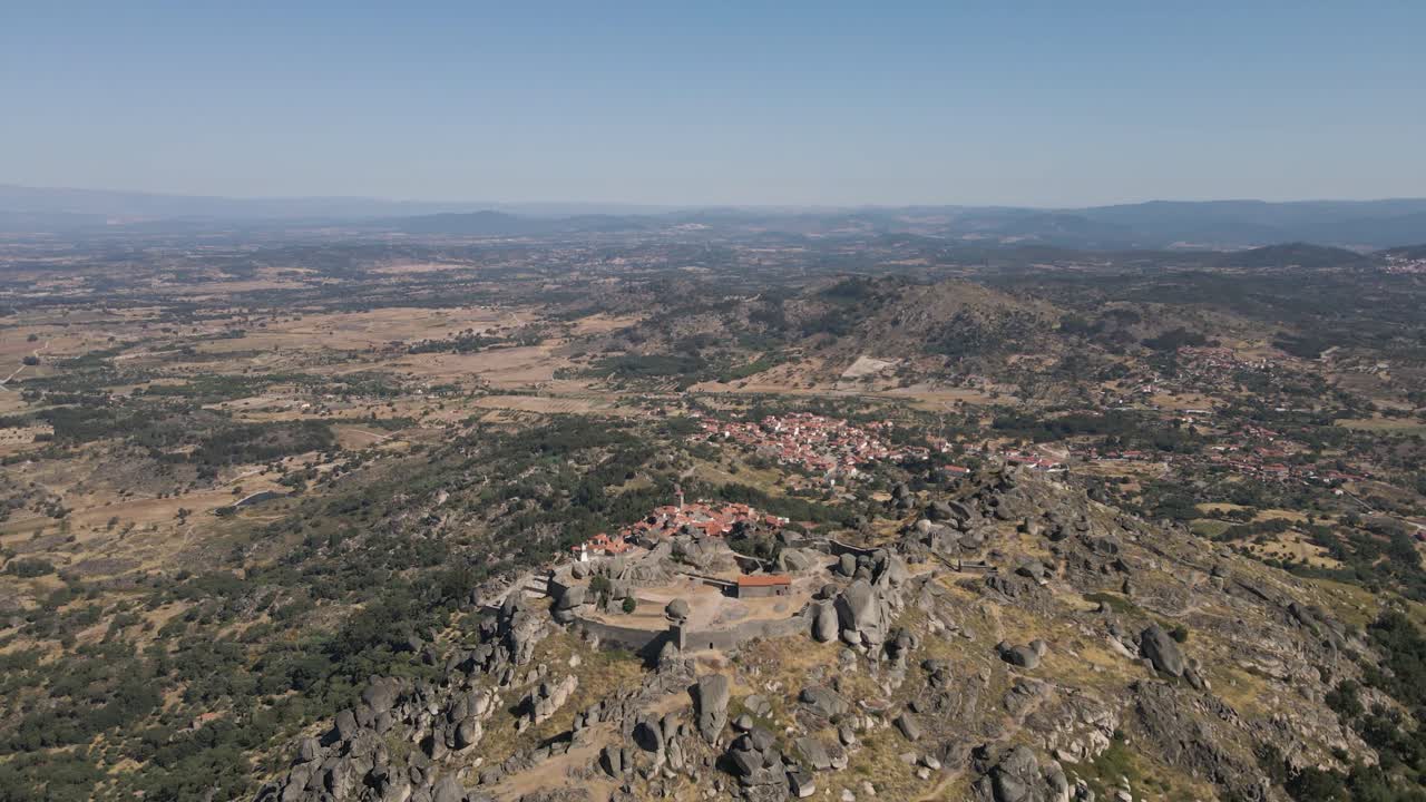 ruinas megalíticas épicas de la fortaleza, monsanto en portugal