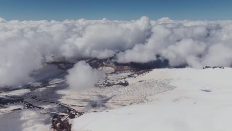 vista aérea de una cordillera con nubes y glaciares