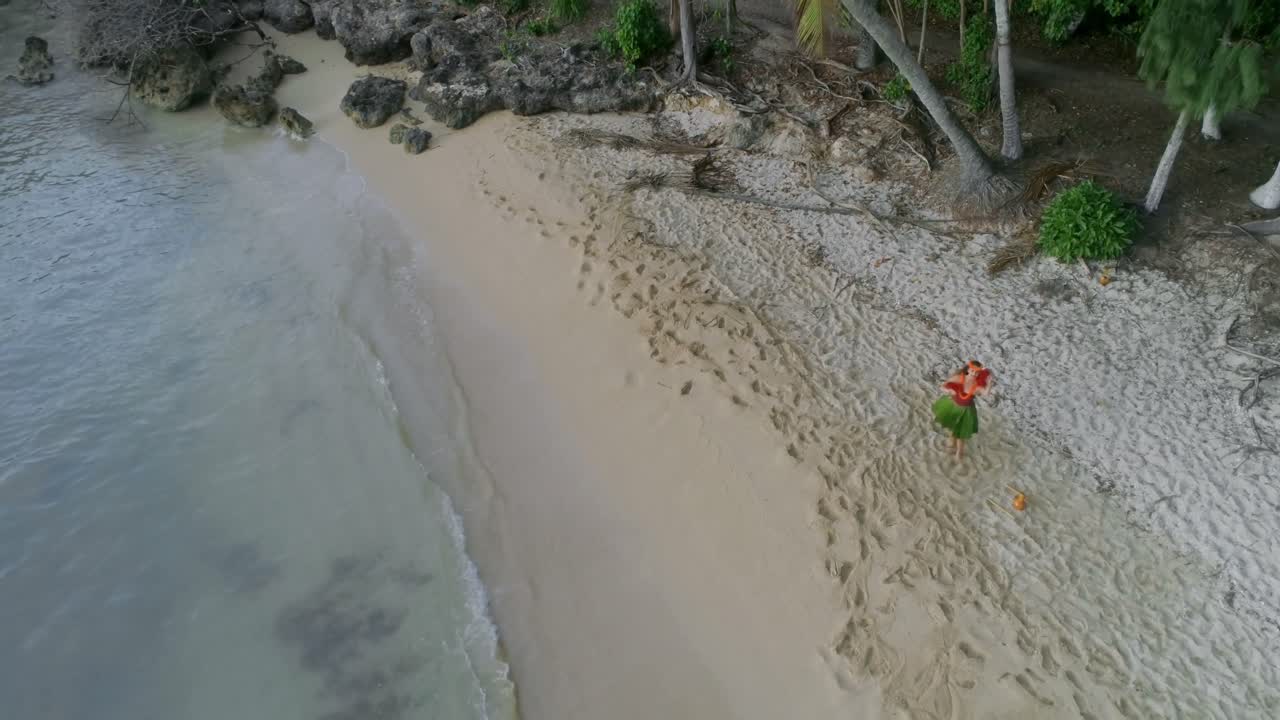 танцовщица в костюме танцует на острове 4k