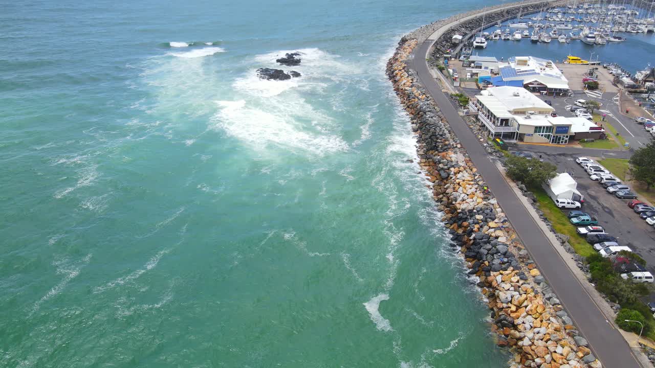 autos estacionados en el puerto deportivo internacional de coffs harbour cerca del mercado de mariscos - los barcos atracan en el embarcadero en el parque marino de las islas solitarias