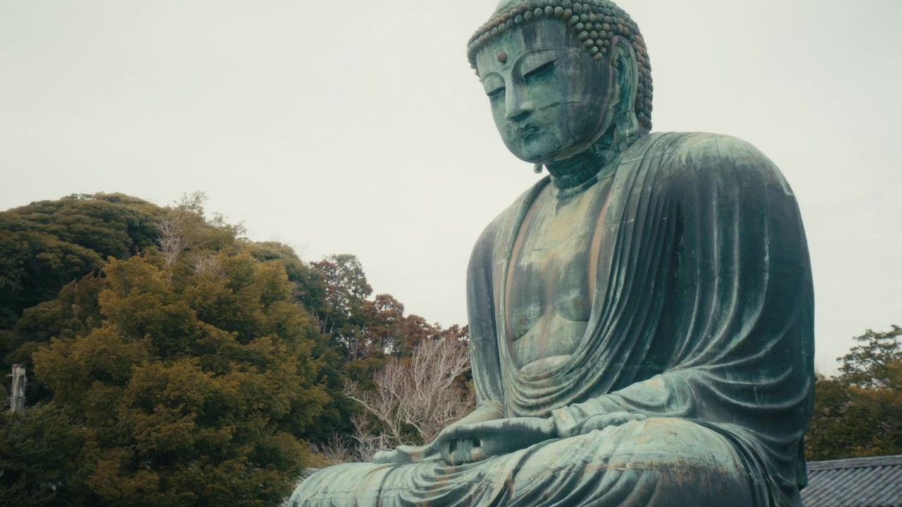 Detailní pohled na ikonického bronzového Velkého Buddhu (Daibutsu) v chrámu Kotoku-in v Kamakuře, Japonsko