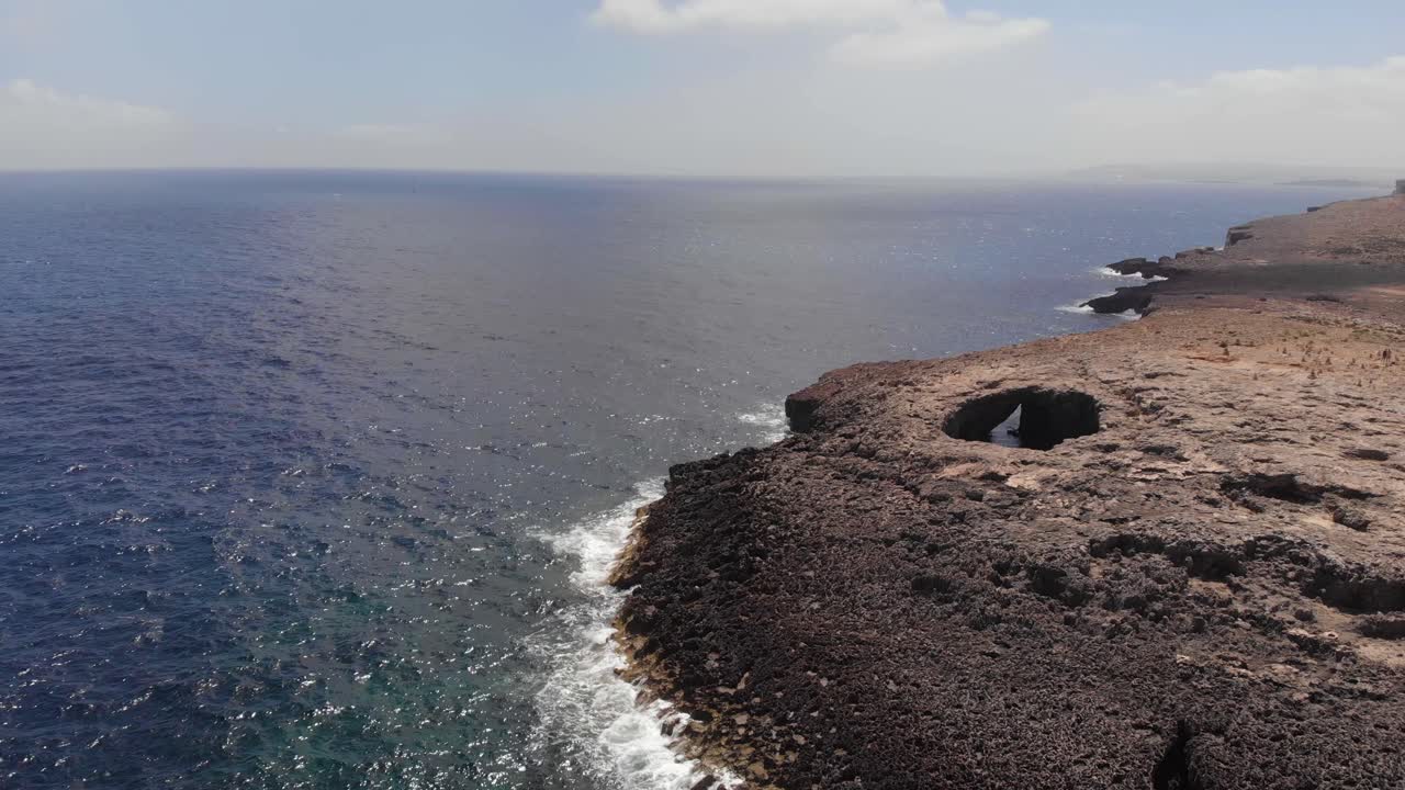 hermosa costa de malta con enorme cueva abierta ahrax tal mellieha