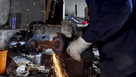 molienda de tubos metálicos en un taller