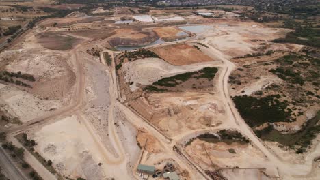tiit abajo aérea sobre la cantera de piedra a cielo abierto regional victoria