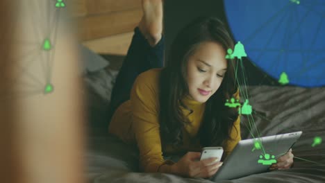 태블릿을 사용하는 행복한 백인 여성 위에 미디어 아이콘의 애니메이션