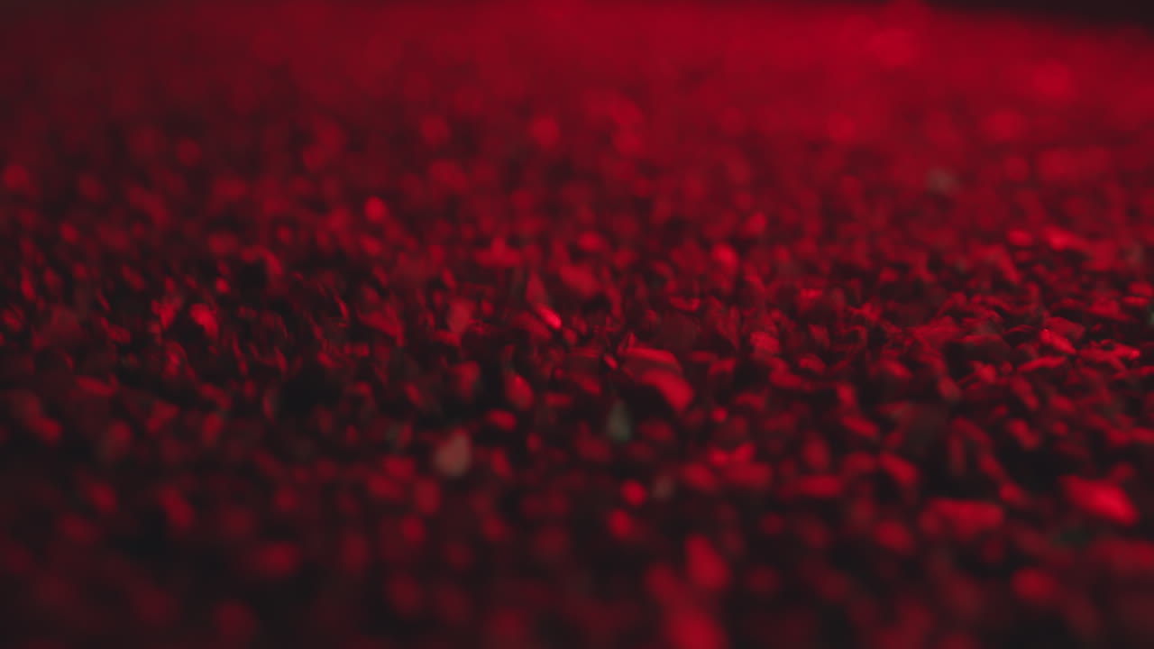 검은 모래 입자가 소리의 진동을 통해 움직이기 시작합니다.