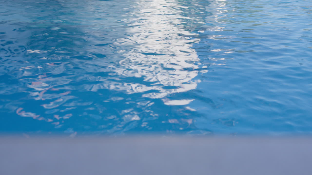 반사와 함께 파란색 수영장 물