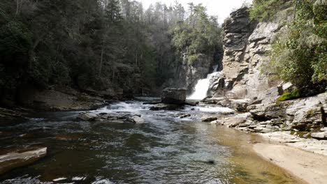 Linville-Falls-Weitwinkelaufnahme-Der-Wasserfälle