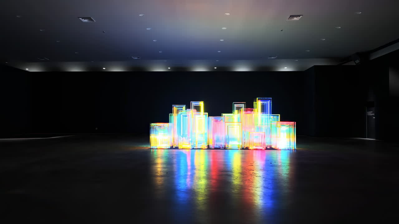Farverig neonlysinstallation reflekteres på poleret gallerigulv, danner abstrakt miniature-skyline