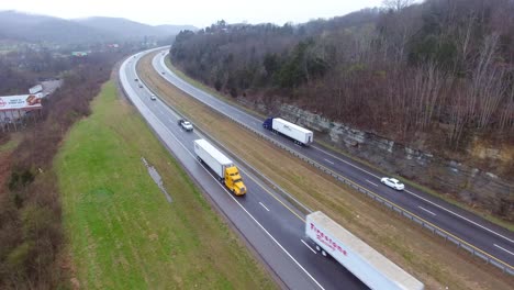 4K-Luftaufnahme-Eines-Autobahnkreises,-Linke-Aufnahme-Von-Lastkraftwagen,-Transportfahrzeugen,-Die-Auf-Der-Tennessee-Road-Fahren