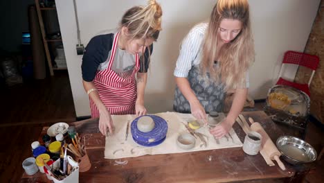 mujeres aprendiendo cerámica en un taller