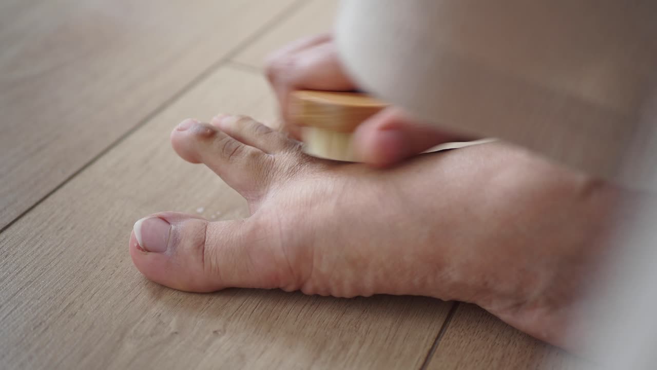 나무 브러쉬 로 발 을 는 여자