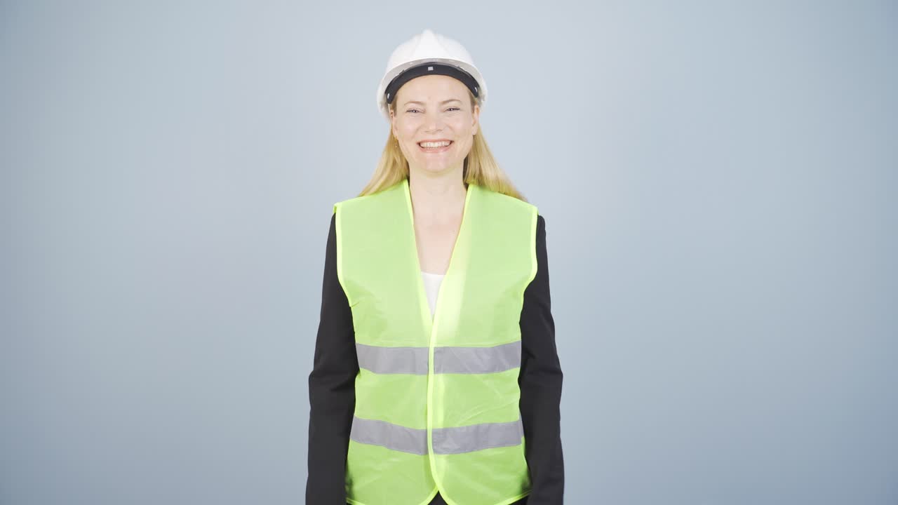 el ingeniero está emocionado, impaciente.