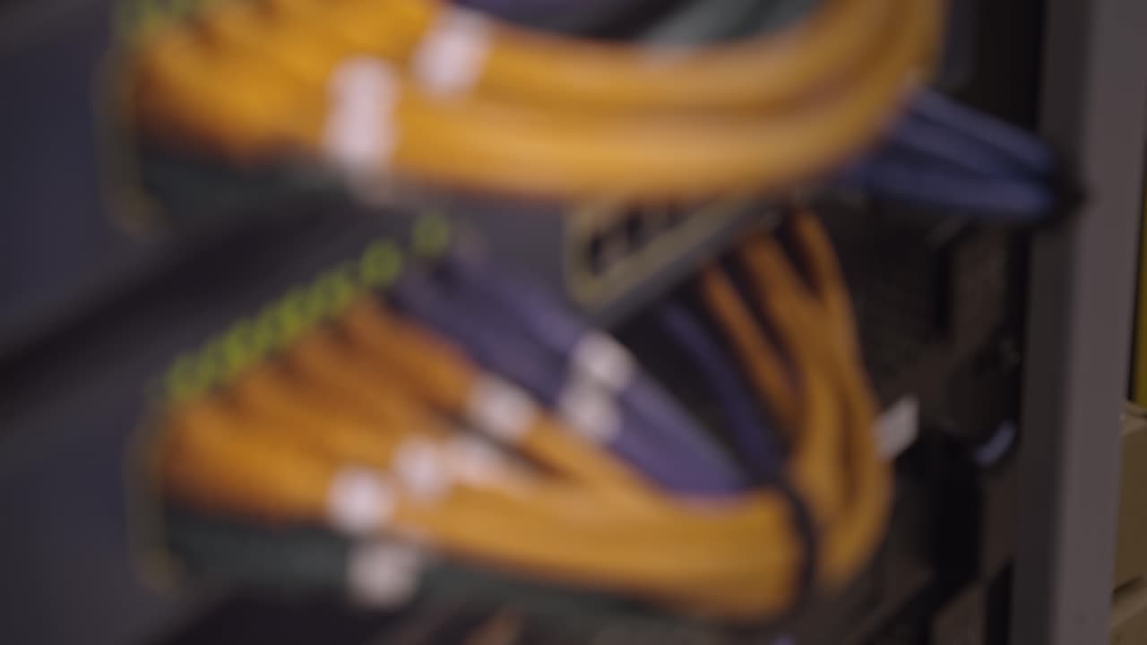 los cables ethernet de red del servidor con luces parpadeantes se desenfocan