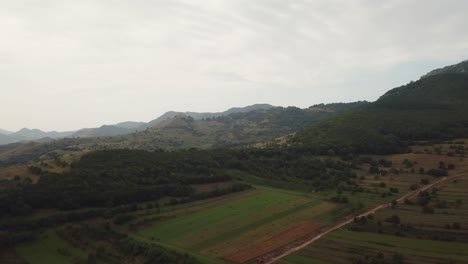 Die-Wunderschönen-Grünen-Hügel-Rumäniens-Im-Ikonischen-Dorf-Torocko---Rimetea