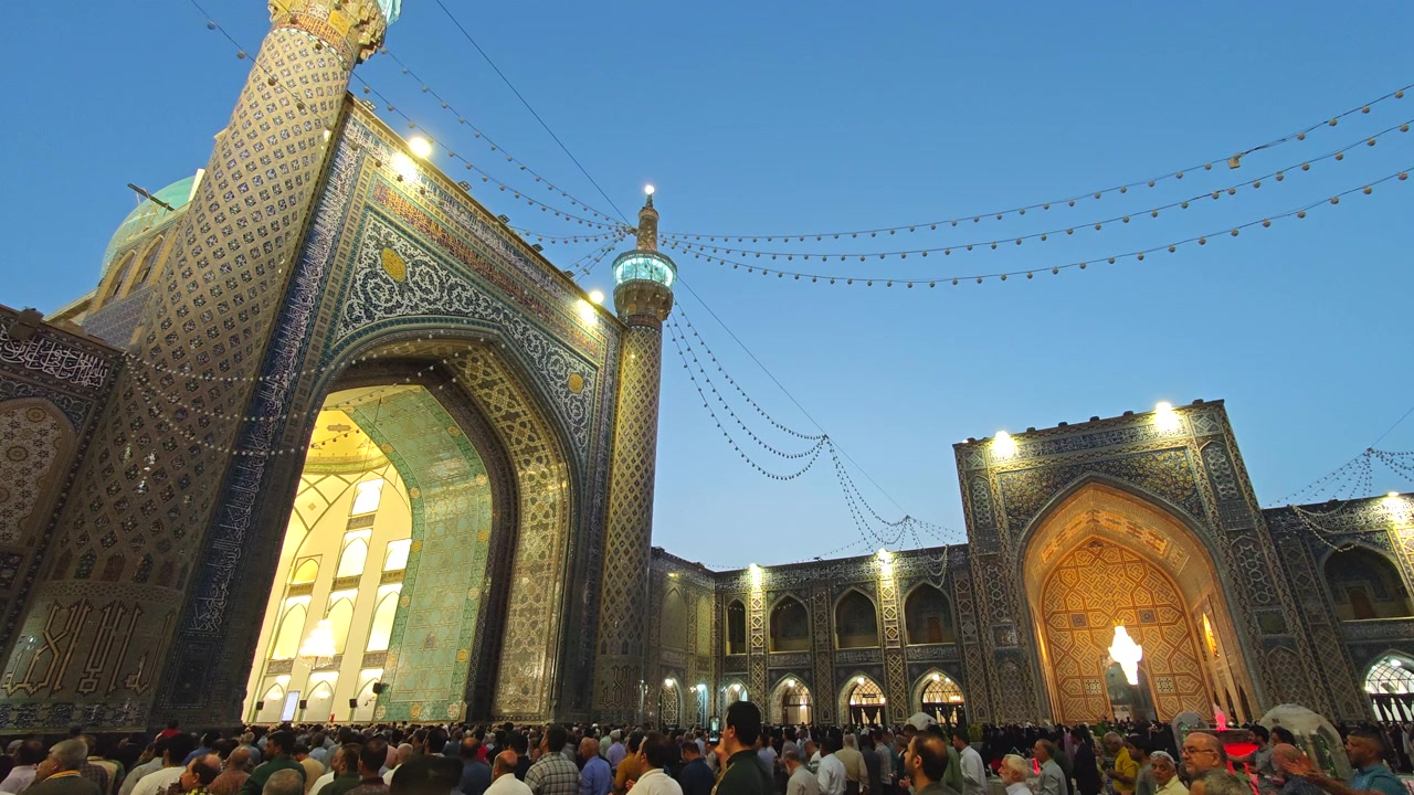 Menneskemængde samlet ved Imam Reza-helligdommen i Mashhad i skumringen