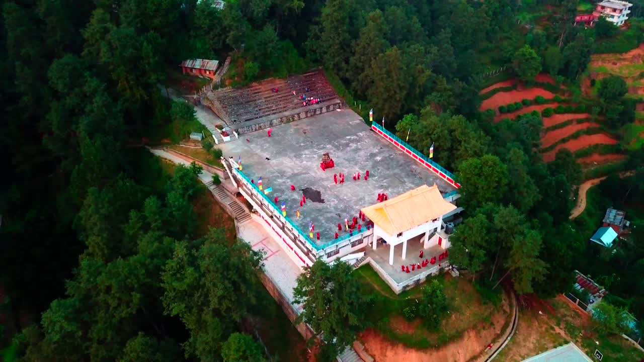 monjes tibetanos bailando en el monasterio, valle de katmandú, nepal - 17 de octubre de 2017