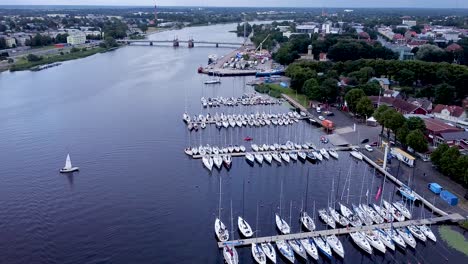 Clip-Aéreo-De-Drones-Del-Puerto-De-Pärnu-En-Estonia-Durante-El-Verano