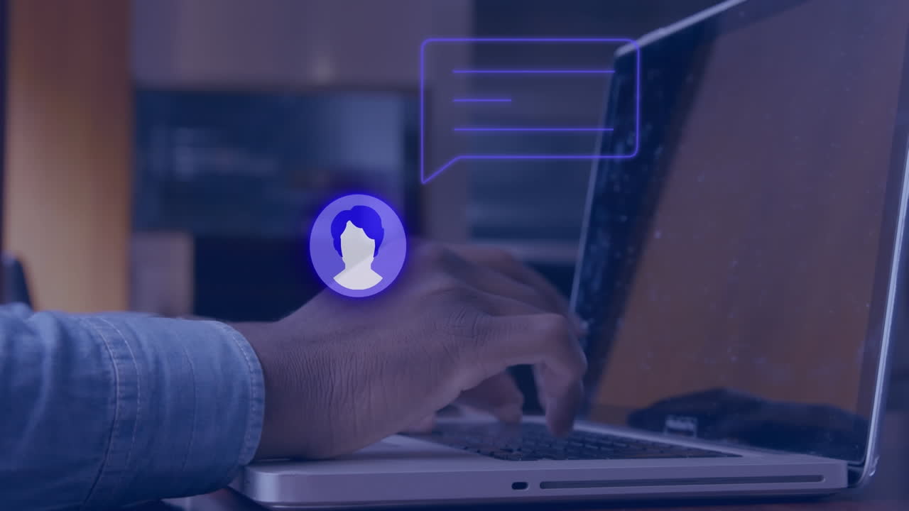 animación de iconos de redes sociales y procesamiento de datos sobre el hombre usando computadora.