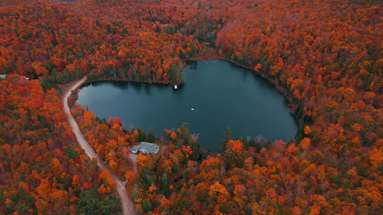 drone filmado alrededor del famoso lago en forma de corazón durante el otoño en quebec, canadá