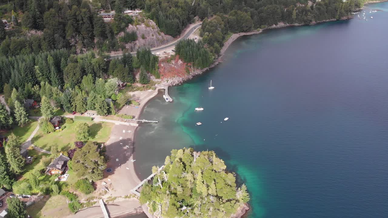 아르헨티나의 맑은 라고 나후엘 우아피의 아름다운 숲이 우거진 호숫가