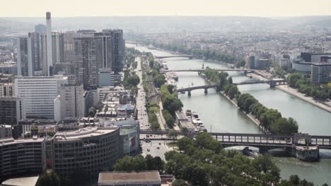 Cámara-Lenta:-Hermosa-Vista-De-La-Ciudad-A-Muchos-Puentes-Y-Al-Río-Sena-En-París