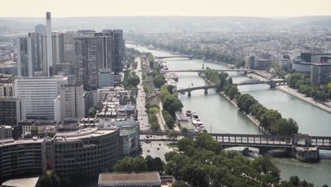 cámara lenta: hermosa vista de la ciudad a muchos puentes y el río sena en parís