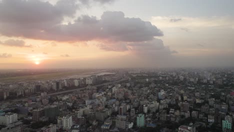 Drohnenvideo-Zeigt-Den-Wunderschönen,-Lebendigen-Abendhimmel-Der-Stadt-Dhaka-In-Bangladesch