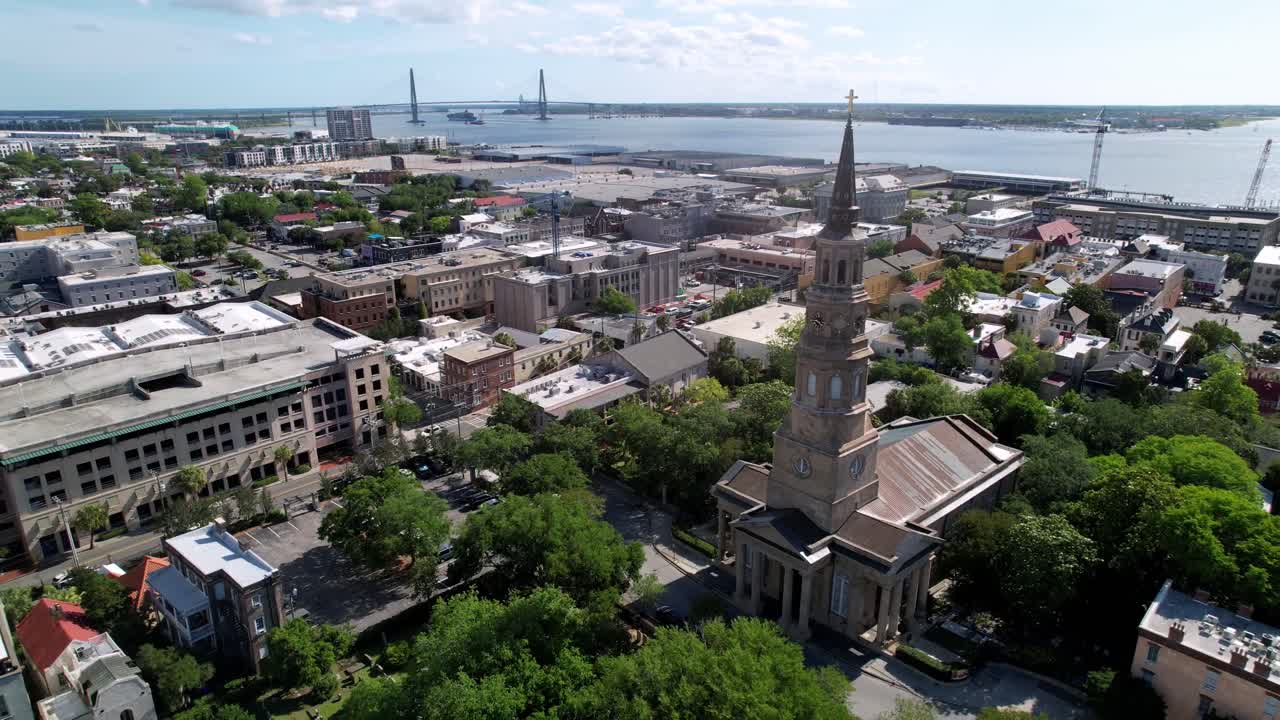 찰스턴에 있는 세인트 필립스 교회 (st. philip's church, charleston, south carolina) 에서 느린 공중 추적.