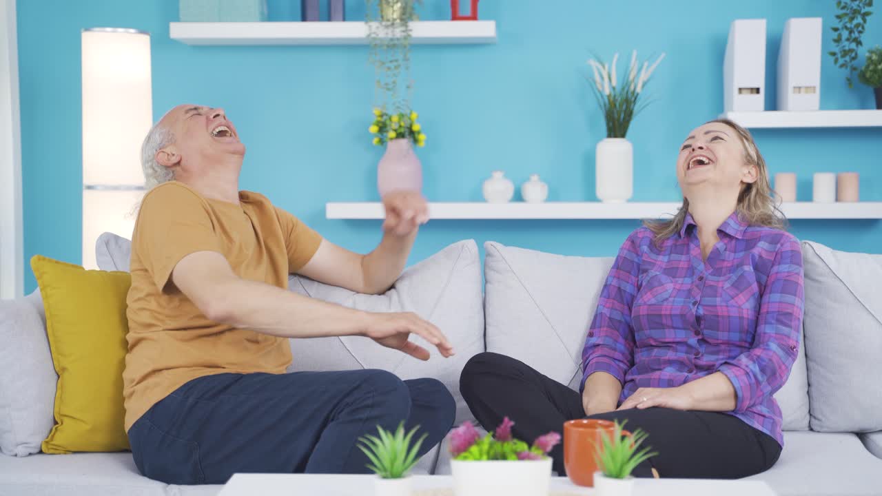 결혼한 부부가 큰 소리로 웃고 있습니다.