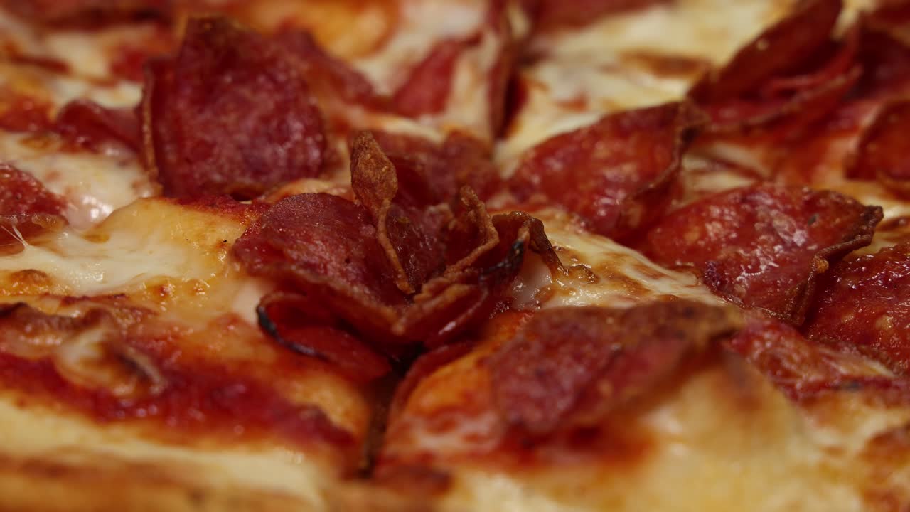 pizza de pepperoni con textura de queso derretido
