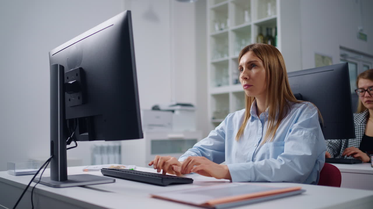 교실에서 컴퓨터를 사용하는 학생들