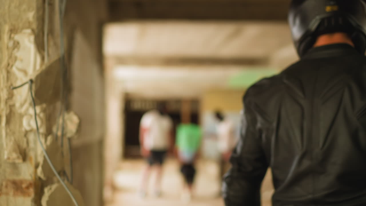 검은 옷을 입은 남자가 칼럼 뒤에서  ⁇ 스터와 희생자로 나타납니다.