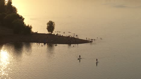 Vista-Aérea-De-Drones-De-La-Playa-Del-Lago-Lampedziai