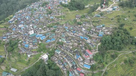vista aérea de la aldea de mount bhujung en kaski, nepal