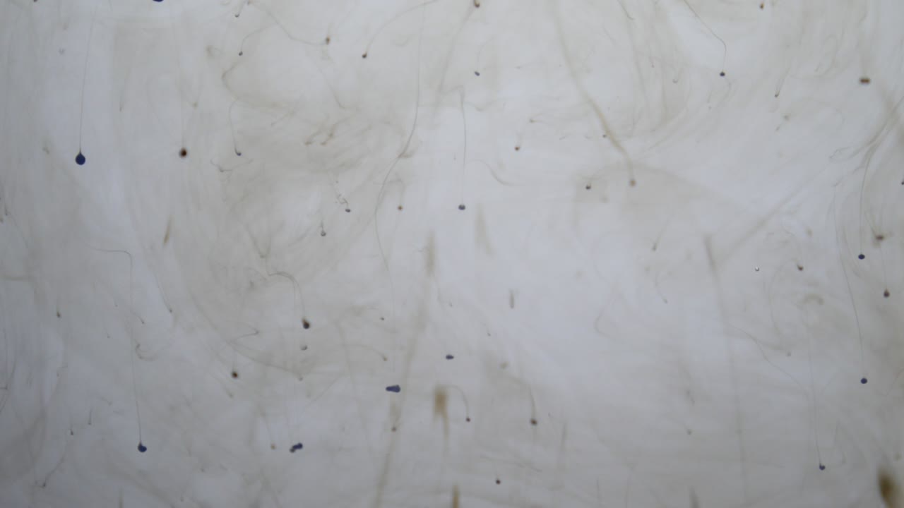 dejando caer colores de aceite en el agua