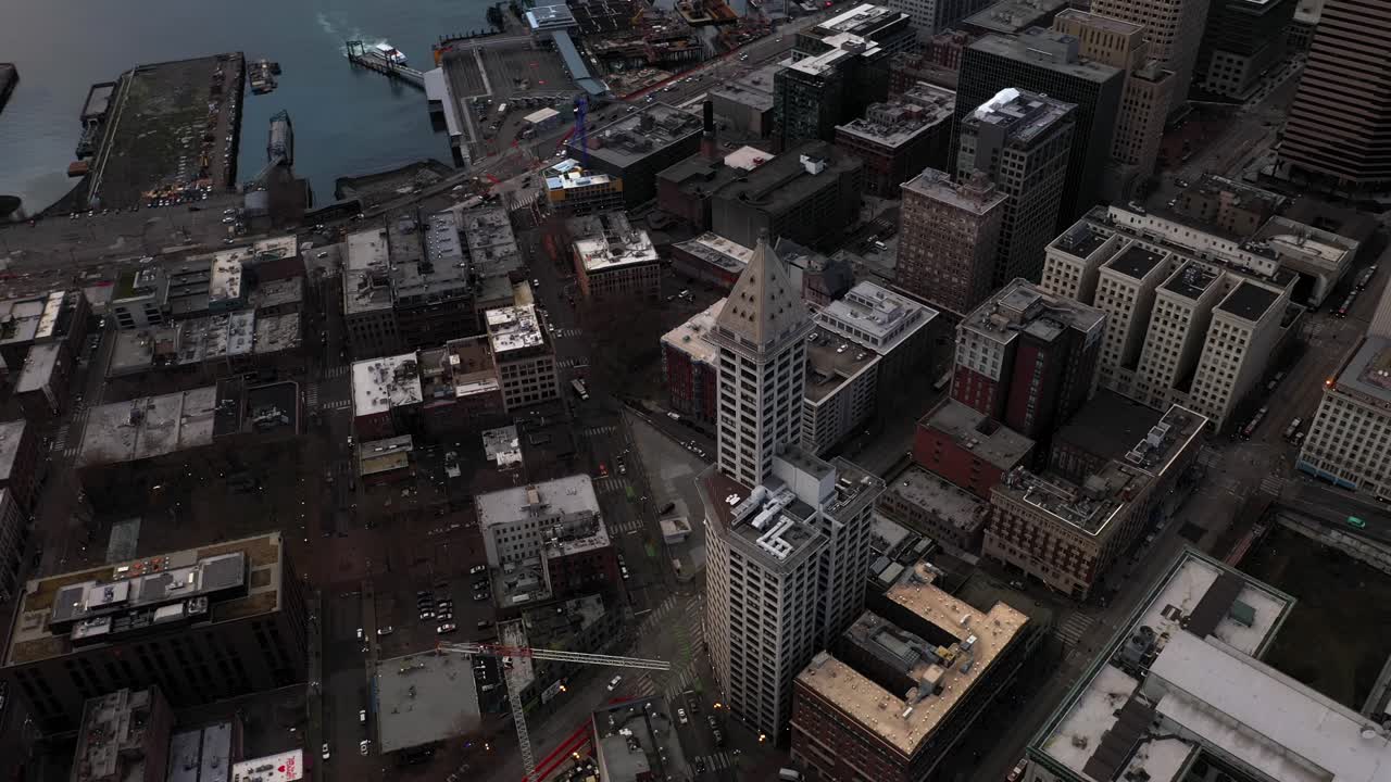 시애틀의 상징적인 스미스 타워와 주변 개척자 광장 지역의 공중