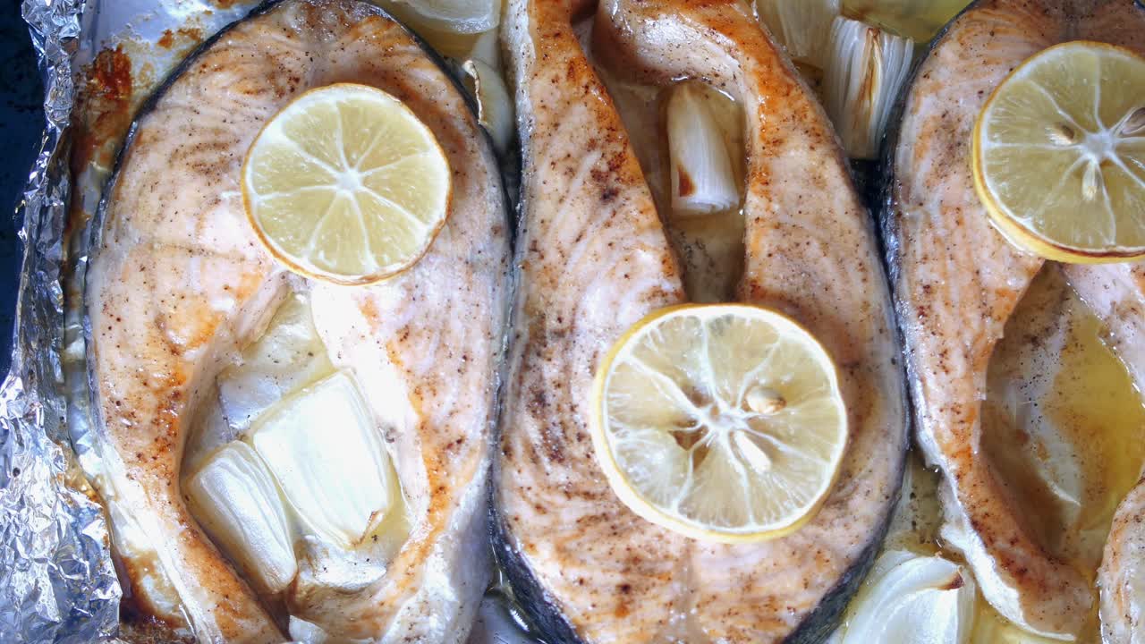 레몬과 양파로 구운 연어