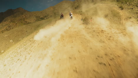 los participantes navegan por los huecos con enfoque. la emoción de la competencia con los ojos fijos en superar a los rivales en el concurso de moto deportivo de altas apuestas. destreza técnica