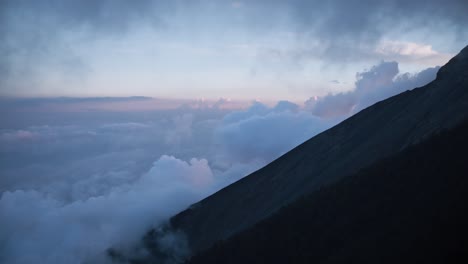 Die-Seite-Eines-Vulkans-über-Den-Wolken-In-Guatemala