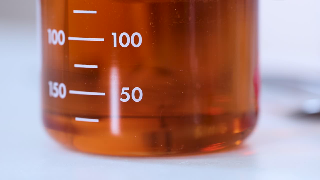 색이 변하는 반응을 겪고 있는 액체가 있는 컵