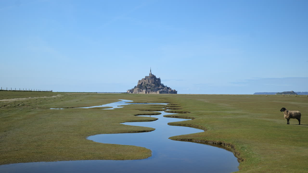 몬트 세인트 미 (mont saint-michel) 의 드론의 시각은 중세 시대의 아름다움을 강조합니다.