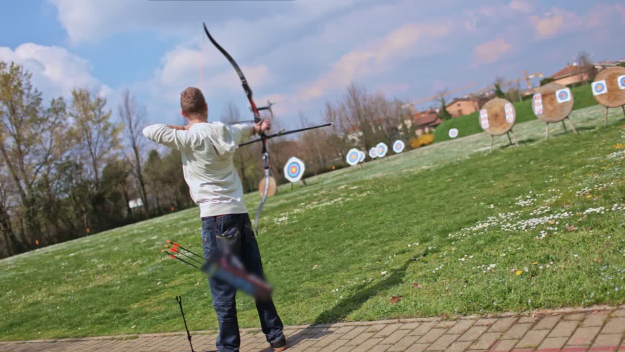 el arquero saca la cuerda del arco y dispara la flecha