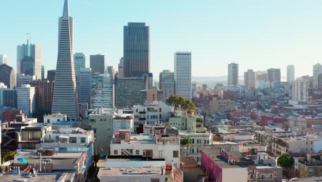 aéreo: edificios y rascacielos en el centro de la ciudad, vista por avión no tripulado